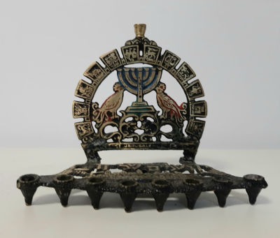 חנוכיה ישראלית וינטג' סביבות שנת 1960. גובה 14 ס"מ, רוחב כ 18.5 ס"מ. כיתוב ירושלים של זהב.