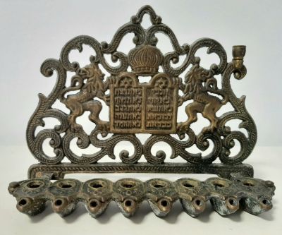 חנוכיה ישראלית וינטג' סביבות שנת 1960. גובה כ 16 ס"מ, רוחב כ 20.5 ס"מ.