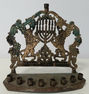 חנוכיה ישראלית וינטג' סביבות שנת 1960. גובה כ 19 ס"מ. רוחב כ 20 ס"מ.