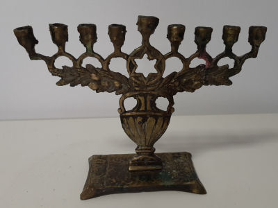 חנוכיה ישראלית וינטג' סביבות שנת 1960. גובה כ 16.5 ס"מ. רוחב כ 21 ס"מ.