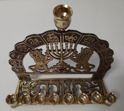 חנוכיה ישראלית וינטג' סביבות שנת 1960. גובה כ 19.5 ס"מ. רוחב כ 20 ס"מ.