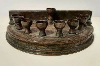 חנוכיה מיוחדת וישנה מאד כנראה עבודת יד. אורך 18 ס"מ. גובה כ 5 ס"מ.