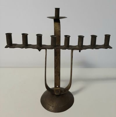 חנוכיה מיוחדת וישנה מאד כנראה עבודת יד פרטית, כנראה חנוכיה יחידה שקיימת. אורך מרבי 24 ס"מ, גובה 