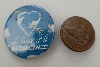 לוט 2 פריטי אל על חברת התעופה הישראלית. כפתור ישן מאד של מדי אל אל. סיכה שי שניתנה על ידי החברה.