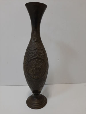 אגרטל פרסי גבוה מאד מנחושת . הוסב כנראה למנורת שולחן (אין חיווט ובית מנורה). עבודה פרסית 