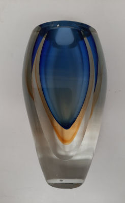 אגרטל כלי זכוכית של היצרן מורנו Murano איטליה. כלי מאסיבי כבד מיוחד ויפה. גובה מירבי 20 ס"מ. 