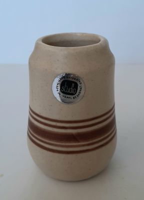 אגרטל קרמיקה ישראלי קטן. של היצרן "קרנת". גובה כ 10 ס"מ.