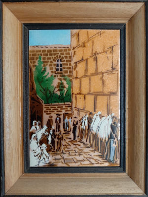 מנור - חתום. ציור אמייל "מתפללים ליד הכותל". גודל הציור 20&times;13.5 ס"מ. גודל המסגרת 