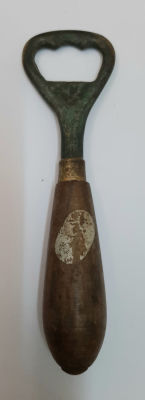 פותחן בקבוקים ישן מאד עם ידית עץ. סביבות 1950-1960 עם תוית מס קניה ישראלי.