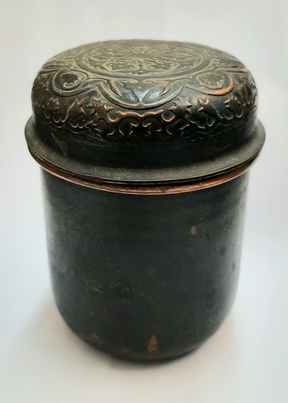 פל בל Pall Bell קופסה / קופסא עם מכסה מעוצב יפיפה. חתום. גובה כ 9.5 ס"מ. פריט נדיר.