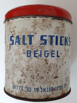 קופסה בייגלה ישנה מאד סביבות 1950. היצרן בתל אביב. נקודות חלודה.