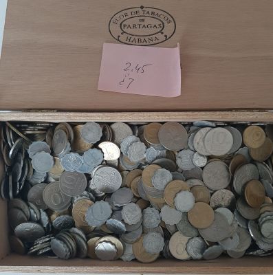 אוסף מטבעות ישראל ישנים בקופסת סיגרים מעץ. נטו משקל המטבעות ללא הקופסה 2.45 ק"ג.