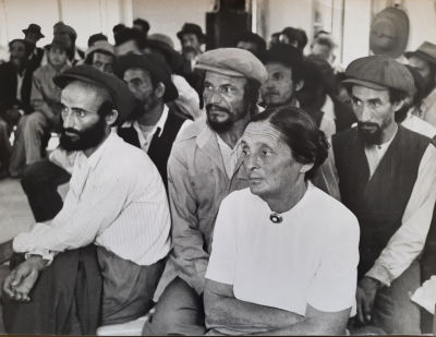 הצלם אפרים ארדה - צילום מקורי גדול. בכפר תימני שנת 1950. חתום בחותמת הצלם מאחור. גודל 