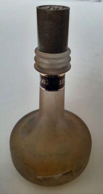 בקבוק בושם ישראלי וינטג' ישן של יהודית מילר. עדיין עם הבושם.