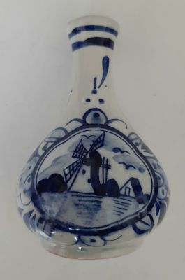 כלי פורצלן הולנדי קטן ציור יד. גובה 8 ס"מ.