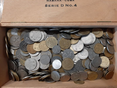 אוסף מטבעות ישראל במשקל של כ 2.45 קילו. נתונים בקופסת סיגרים מעץ