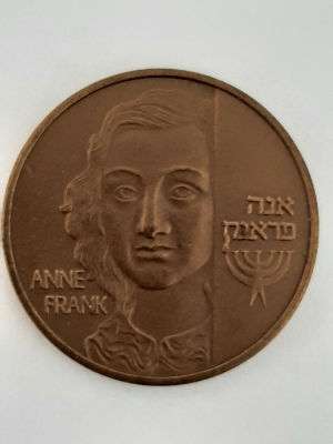 אנה פרנק מדליה שואה עשויה ברונזה. קוטר 30 מ"מ. בהנםקת היברה הממשלתית למדליות ומטבעות בע"מ.