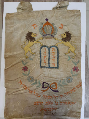 מעיל ישן רקום עבודת יד לספר תורה.
