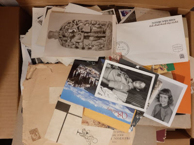 ארגז מציאות mystery box הכולל ניירת ישנה צילומים מסמכים כרטיסי ברכה ועוד פריטים רבים באנגלית 