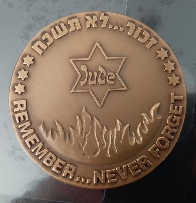 מדליה ברונזה גדולה - לזכר קורבנות השואה . נתון במארז מיוחד משותף עם רשות הדואר. ללא המעטפה 