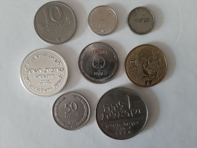 אוסף 7 מטבעות מיוחדים עם הטבעת חנוכה עם חנוכיה קטנה + מטבע חצי ש"ח עם הטבעת דמותו של מונטיפיורי 