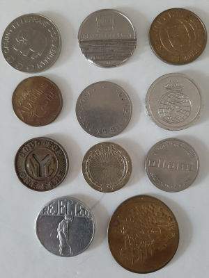 אוסף 11 אסימונים ומדליות חו"ל.