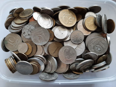 אוסף מטבעות ישראל + חו"ל במשקל 2.05 קילו. כ 80% מטבעות ישראל.