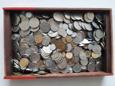 אוסף מטבעות ישראל במשקל 2.52 קילו. נתונים בקופסת סיגרים מעץ.