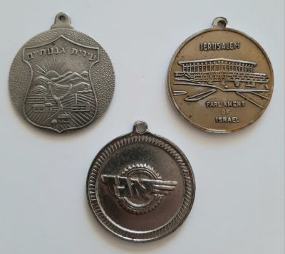 לוט 3 מדליונים שונים ממתכת. ירושלים הכנסת גבעתיים, אגד. מסביבות שנת 1960.
