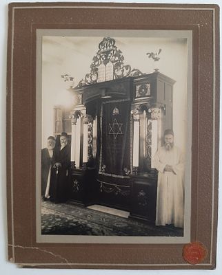 צילום מוקדם - פנים בית הכנסת , מתפללים או רבנים ליד ארון הקודש. הצלם גליקסמן טבריה פלשתינה ארץ 