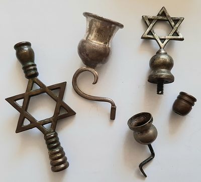 לוט בזיכים חלק מהם עשוי כסף והם משמשים לשמש בחנוכיה. להשלמת חוסרים. חלק מגיני דוד לקישוט החנוכיה.