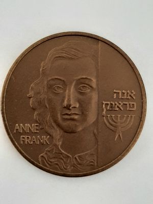 אנה פרנק מדליה שואה עשויה ברונזה. קוטר 30 מ"מ. בהנםקת היברה הממשלתית למדליות ומטבעות בע"מ.