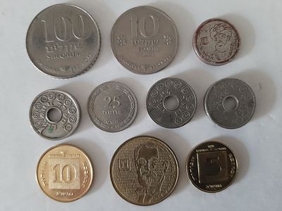 אוסף 10 מטבעות ואסימונים, כולל חנוכה עם חנוכיה קטנה ומטבעות עם דמויותיהם של הרמב"ם ומונטיפיורי + 