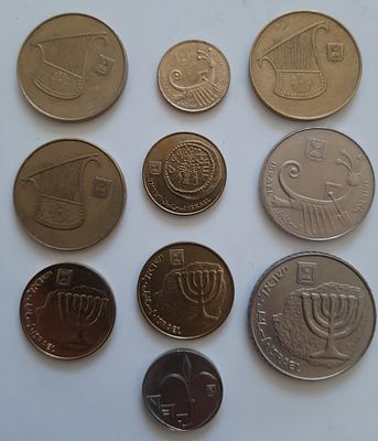 אוסף 7 הכולל מטבעות חנוכה שונים. חלקם במצב משומש.