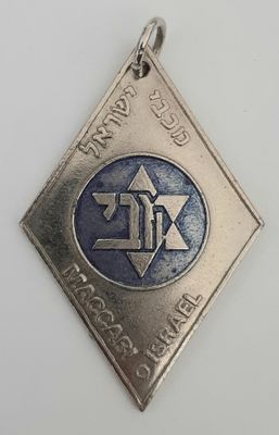 פלק / תליון / מדליון מכבי ישראל בצורה מעויינת. גודל 6&times;4 ס"מ