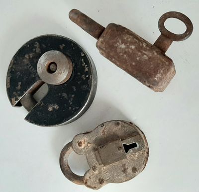לוט 3 מנעולים ישנים. לאחד יש מפתח, זקוק לניקוי ושימון.
