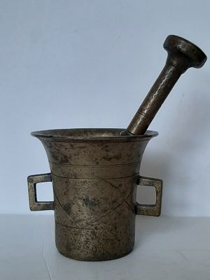 מכתש ועלי ישנים מאד גובה המכתש 11 ס"מ אורך העלי כ 21 ס"מ.