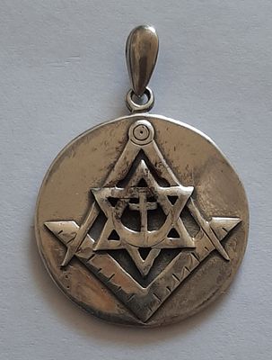 תליון עשוי כסף - הבונים החופשיים עם מגן דוד. סמלי שלושת הדתות.