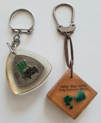 לוט 2 מחזיקי פתחות עם פרסום ואלמנטים כלואיים בפרספקס.