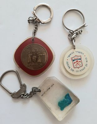 לוט 3 מחזיקי פתחות עם פרסום / אלמנט כלואים בפרספקס. כולל אבן ממחצבי הנחושת.