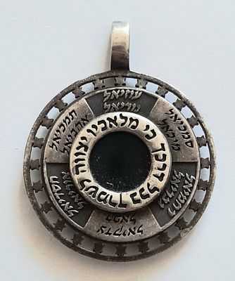 תליון קמע עשוי כסף עם שמות מלאכים.