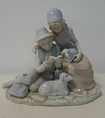 פיגורה / פסל פורצלן, חתום וממוספר. גובה כ 15.5 ס"מ. אורך בסיס כ 17.5 ס"מ.