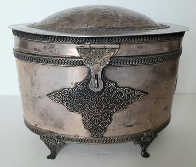 קופסה קופסא לאתרוג מרשימה וכבדה עשויה כסף sterling 925 חתומה. משקל 500 גרם. גובה כ 14 ס"מ. אורך 