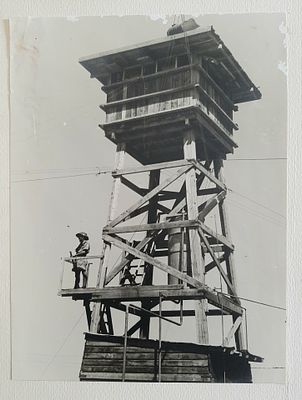 צילום שומר על מגדל באחד מישובי חומה ומגדל. מודבק על לוח קרטון עליו כיתוב בכתב יד "הצופה לבית 