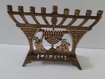 נדיר - חנוכיה ברונזה וינטג' סביבות שנת 1960. מוטיב משפחה מדליקה נרות חנוכה. חנוכיה לא שכיחה. 
