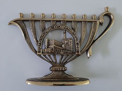 נדיר - חנוכיה ברונזה וינטג' סביבות שנת 1960. מוטיב המרגלים. חנוכיה לא שכיחה. אורך מוט הבזיכים 