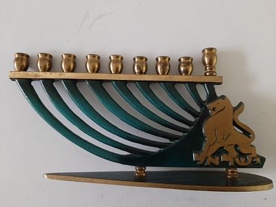 נדיר - חנוכיה ברונזה וינטג' סביבות שנת 1960, עם מוטיב האריה. חנוכיה לא שכיחה. אורך החנוכיה 20.5 