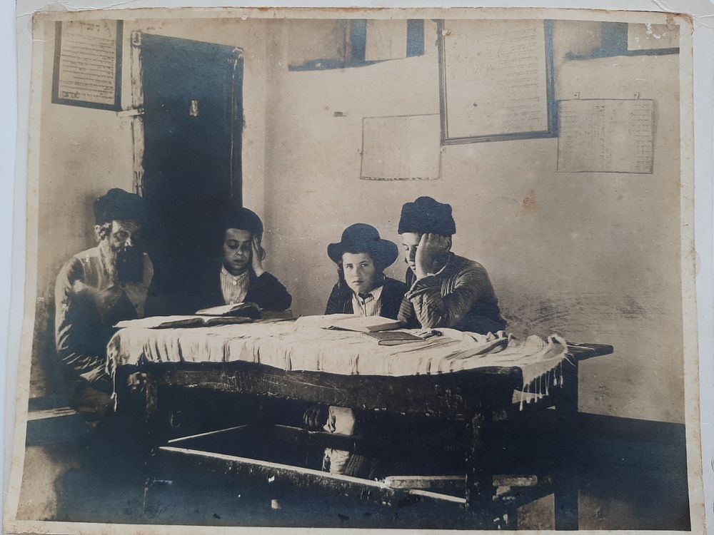צילום ליאו קאן ( קאהן ). צילום נדיר ישן ומקורי, הרב עם תלמידיו. צילום מוכר וידוע של הצלם הידוע 