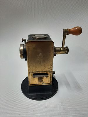 נדיר ביותר מחדד עתיק עשוי מתכת. חתום. גובה 14ס"מ, קוטר בסיס 11 ס"מ. רוחב כולל ידית 14 ס"מ.
