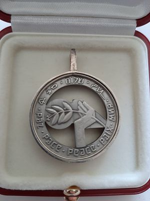 נדיר - מדליה כסף 925 לרגל 40 שנה למדינת ישראל, קוטר המדליה בלבד 27 מ"מ. כלואה בתיליון מכסף. 